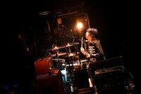 細川千弘（Dr）（Photo by MASANORI FUJIKAWA）