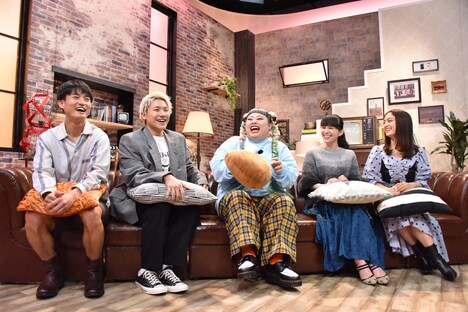 左から福徳秀介(ジャルジャル)、小森隼(GENERATIONS from EXILE TRIBE)、渡辺直美、あ~ちゃん(Perfume)、谷まりあ。