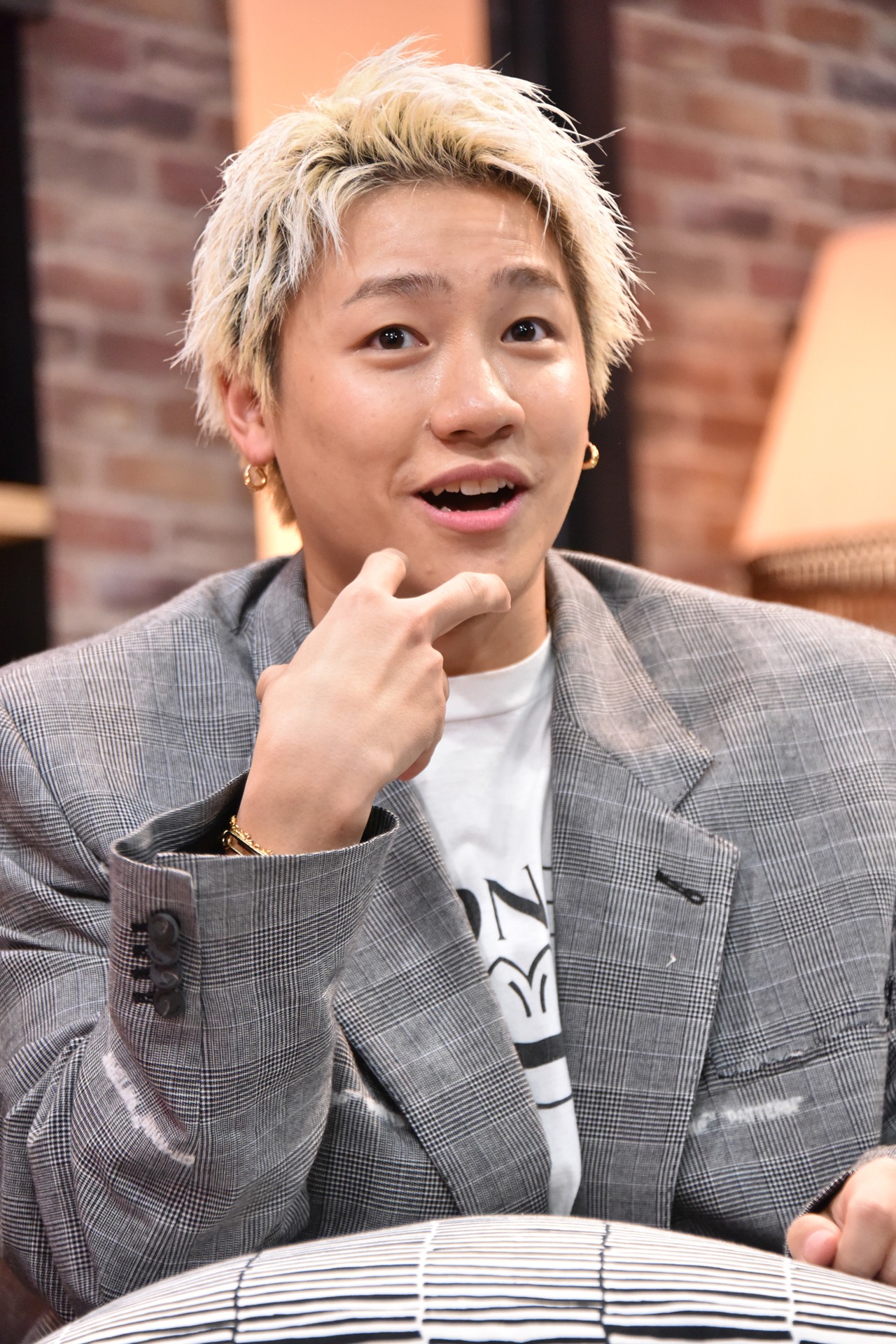 あ～ちゃんがした出演者の顔の小ささの表現を真似する小森隼。