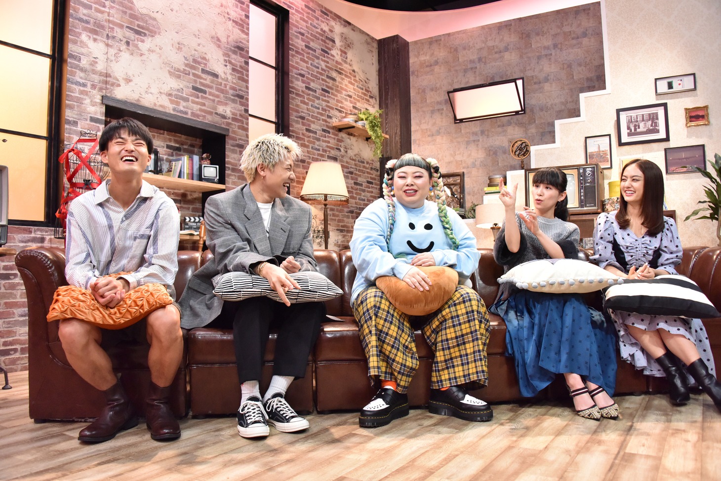 「顔こんなんだもんね」と出演者の顔の小ささを表現するあ～ちゃん（右から2番目）。
