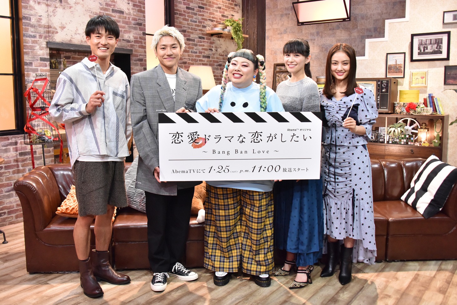 左から福徳秀介（ジャルジャル）、小森隼（GENERATIONS from EXILE TRIBE）、渡辺直美、あ～ちゃん（Perfume）、谷まりあ。