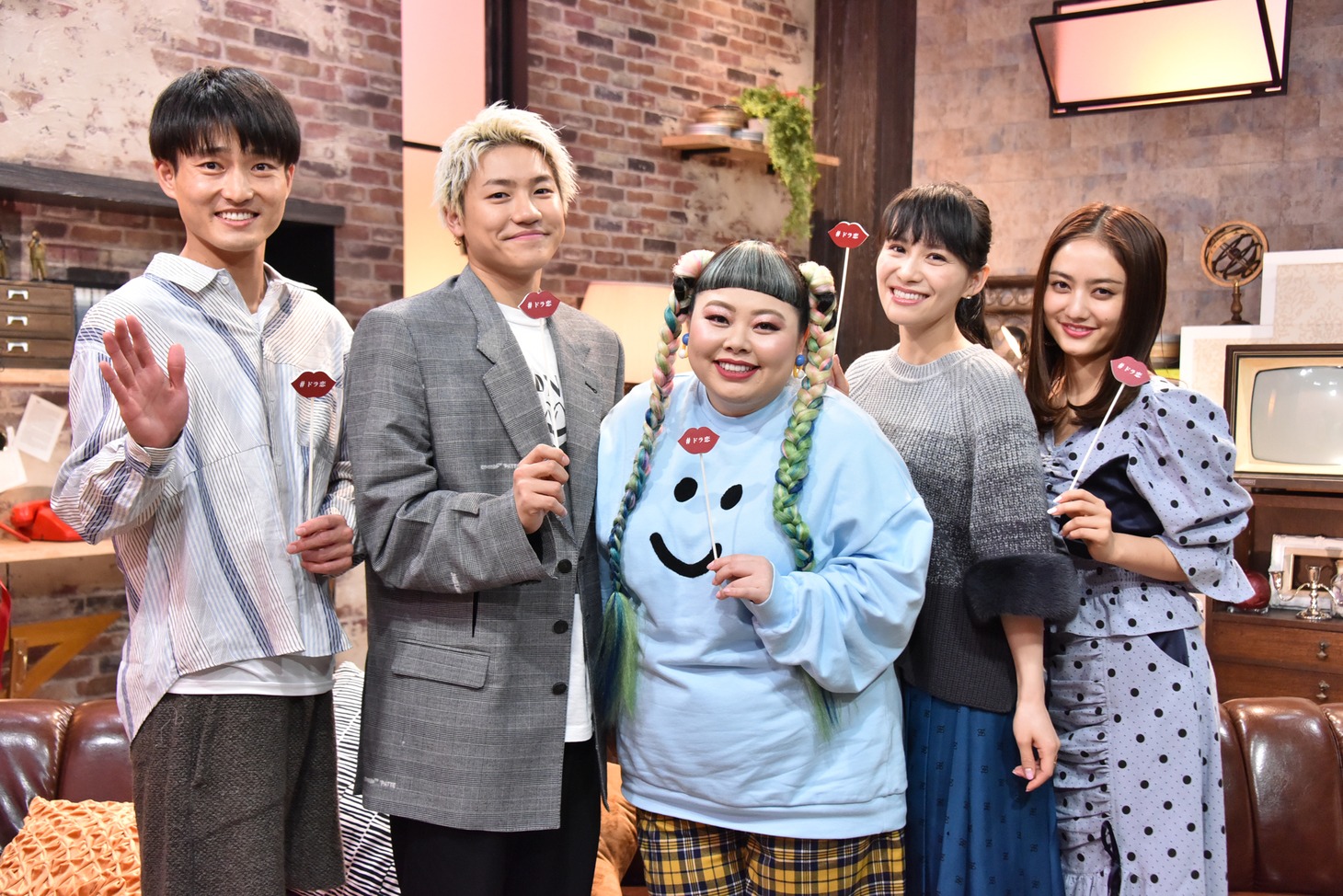 左から福徳秀介（ジャルジャル）、小森隼（GENERATIONS from EXILE TRIBE）、渡辺直美、あ～ちゃん（Perfume）、谷まりあ。