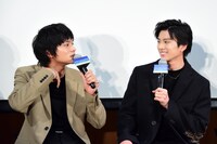 北村匠海（DISH//）と新田真剣佑。