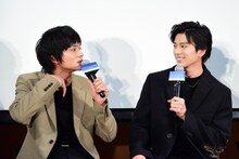 北村匠海（DISH//）と新田真剣佑。