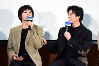 サウナについて熱弁を振るう北村匠海（DISH//）を触る新田真剣佑（右）。
