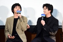 サウナについて熱弁を振るう北村匠海（DISH//）を触る新田真剣佑（右）。