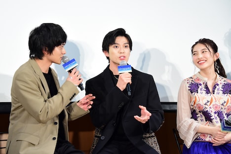 学生からのサプライズ告知に、「クワイア!?」とリアクションする新田真剣佑（中央）。