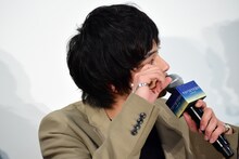 涙をぬぐう北村匠海（DISH//）。