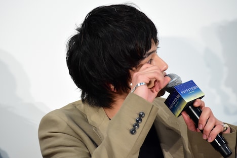 涙をぬぐう北村匠海。