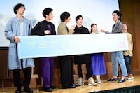 フォトセッション中にパネルの持ち手を取ってしまった上杉柊平（右から2番目）。