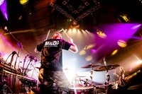 藤原“31才”広明（Dr）（撮影：青木カズロー）