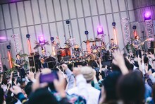 「YOUR SONG IS GOOD presents "SOFT LANDING" - 20th Anniversary Oneman Live Show at 日比谷野外大音楽堂 -」の様子。（撮影：三浦知也）