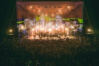 「YOUR SONG IS GOOD presents "SOFT LANDING" - 20th Anniversary Oneman Live Show at 日比谷野外大音楽堂 -」の様子。（撮影：三浦知也）