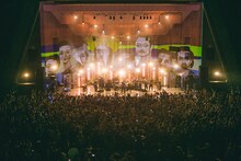 「YOUR SONG IS GOOD presents "SOFT LANDING" - 20th Anniversary Oneman Live Show at 日比谷野外大音楽堂 -」の様子。（撮影：三浦知也）