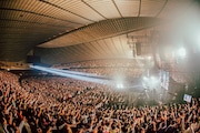SUPER BEAVER「都会のラクダ “ホール&ライブハウス+アリーナ” TOUR 2019-2020 ~スーパー立ちと座りと、ラクダ放題~」東京・国立代々木競技場第一体育館公演の様子。(撮影:日吉"JP”純平)