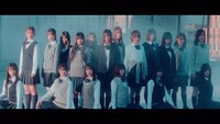 日向坂46「青春の馬」ミュージックビデオのワンシーン。