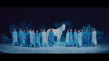 日向坂46「青春の馬」ミュージックビデオのワンシーン。