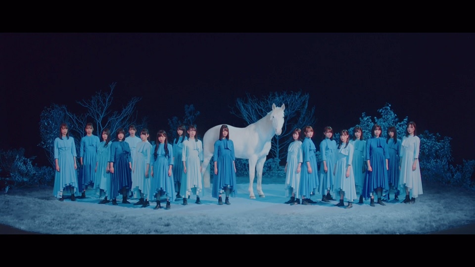 日向坂46「青春の馬」ミュージックビデオのワンシーン。