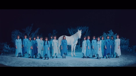日向坂46「青春の馬」ミュージックビデオのワンシーン。