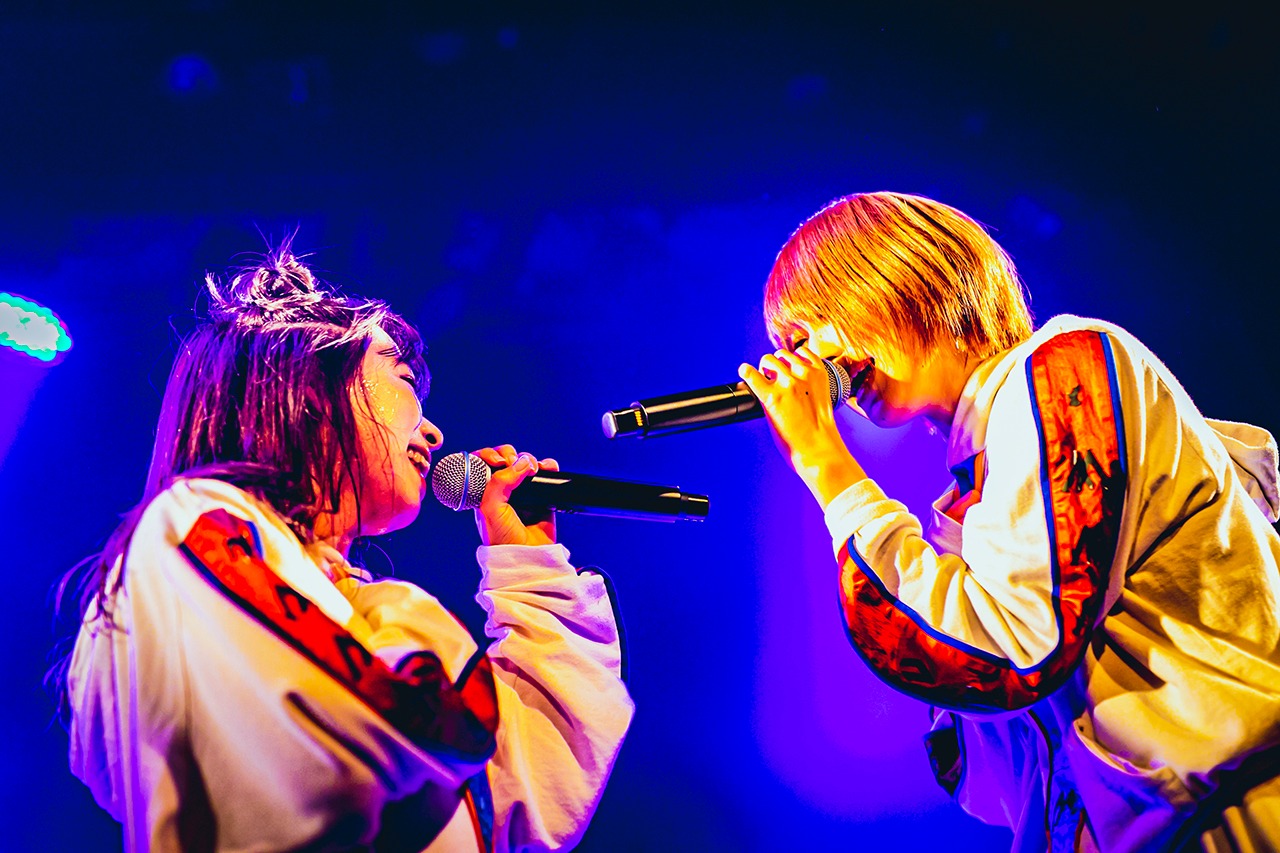 左からkana、momo。（写真提供：エイジアプロモーション）