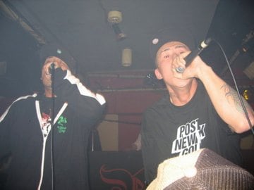 1stアルバム「Rob The World」をリリースした2006年のライブの様子。右がANARCHY。