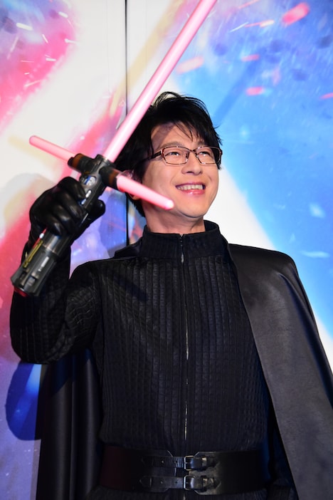 カイロ・レンのコスプレで登場した及川光博。