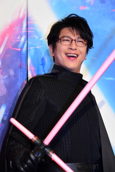 カイロ・レンのコスプレで登場した及川光博。