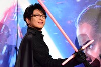 ファンの声援に応える及川光博。