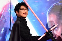 ファンの声援に応える及川光博。