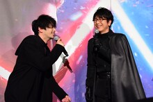 津田健次郎（左）にカイロ・レンの声で「光博、お前に託す」と言われ喜ぶ及川光博（右）。