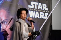 少年時代に行ったフォースのトレーニングを再現する武田真治。