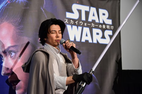 少年時代に行ったフォースのトレーニングを再現する武田真治。