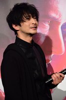 カイロ・レンのコスプレで登場した津田健次郎。