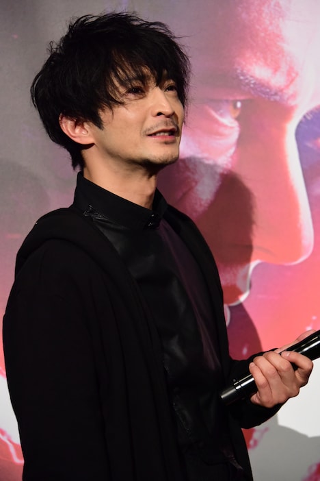 カイロ・レンのコスプレで登場した津田健次郎。