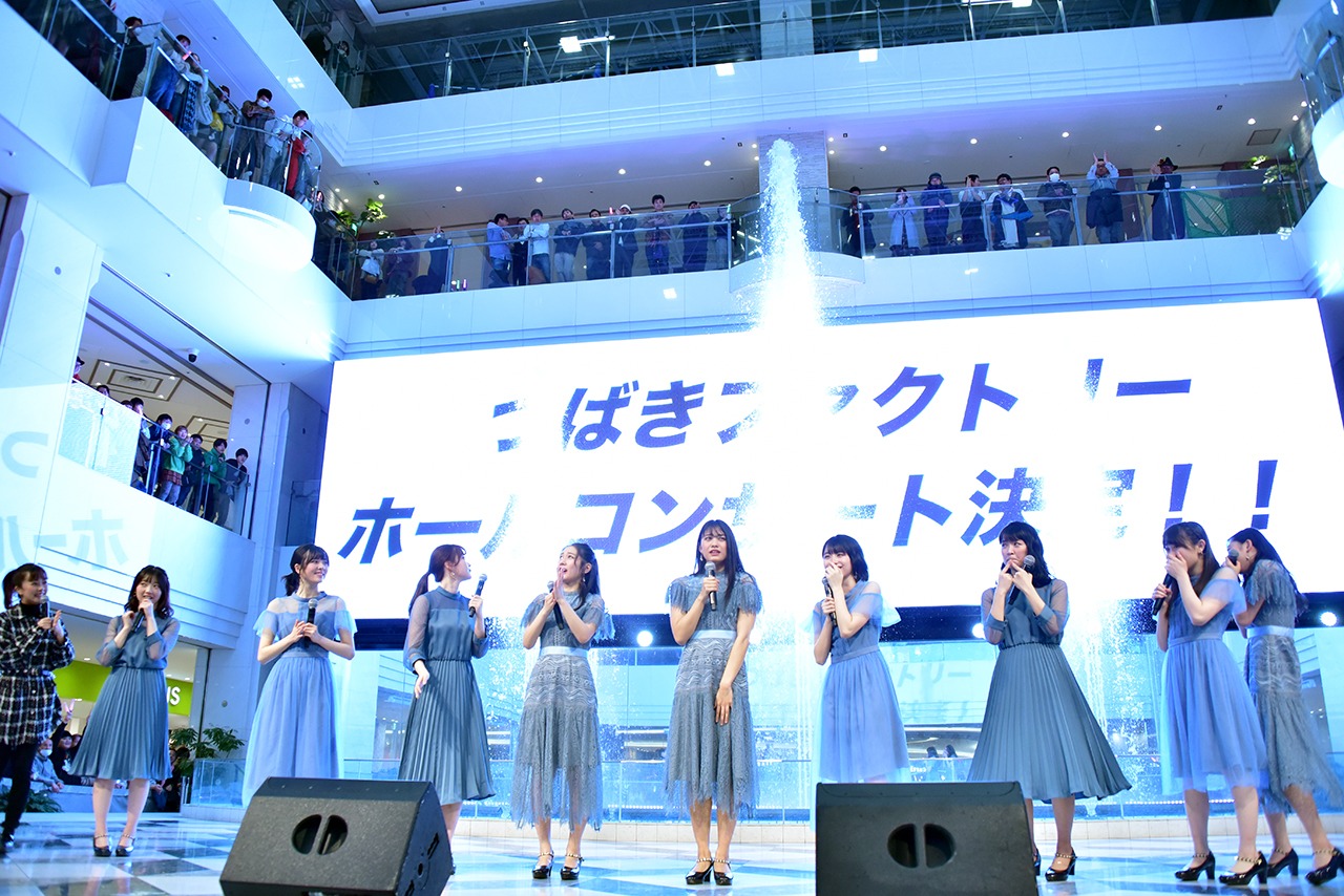 初のホールツアー開催決定の知らせに驚くつばきファクトリー。