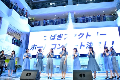 初のホールツアー開催決定の知らせに驚くつばきファクトリー。