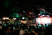 「Overture」に合わせて緑のペンライトが光るロフトプラスワン。