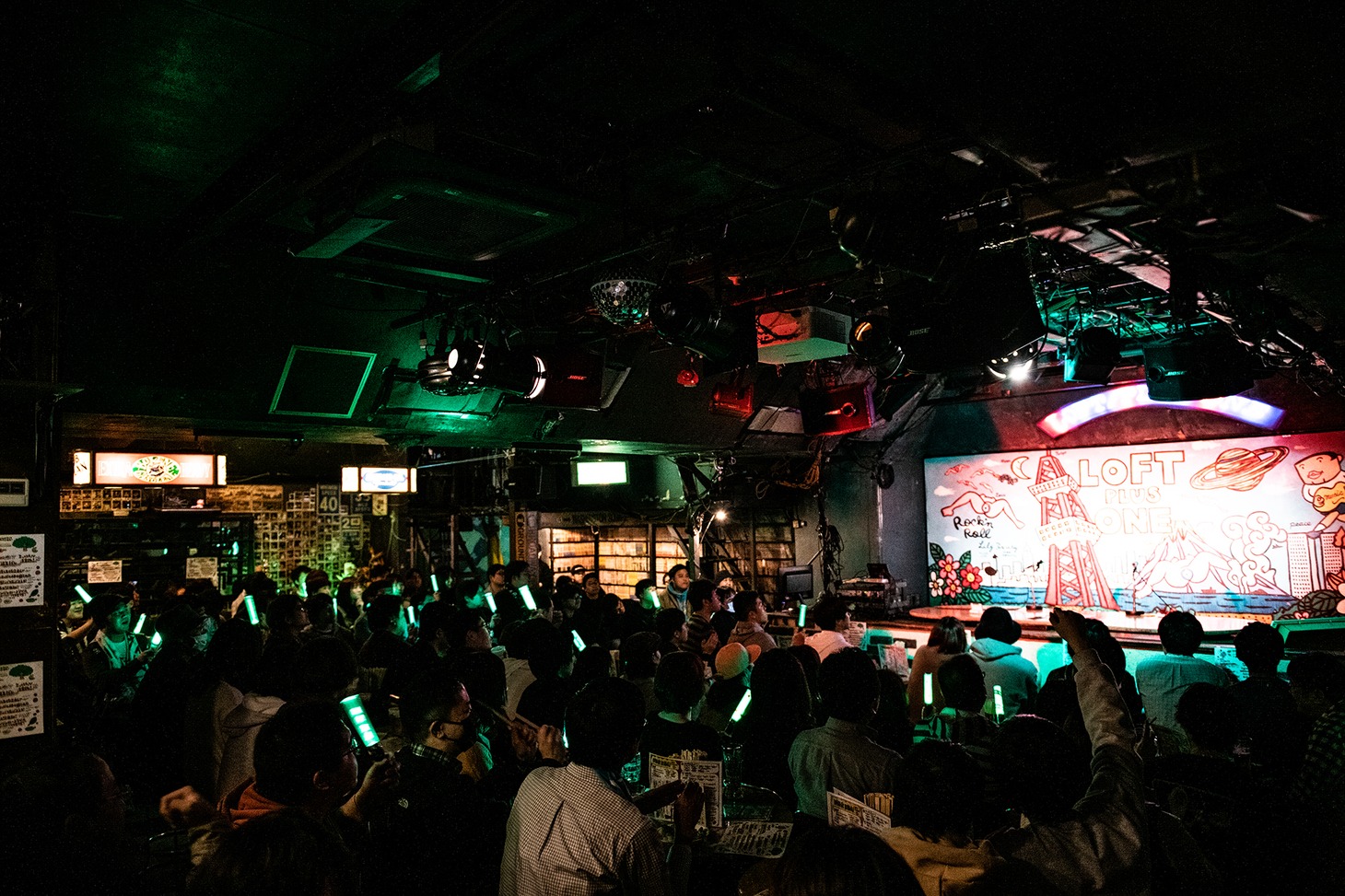 「Overture」に合わせて緑のペンライトが光るロフトプラスワン。