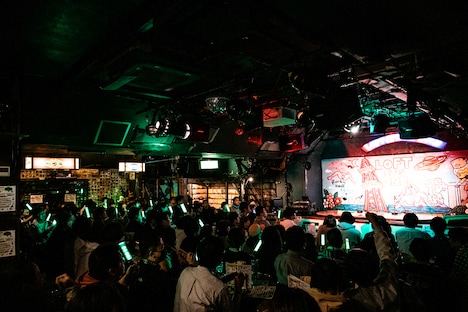 「Overture」に合わせて緑のペンライトが光るロフトプラスワン。