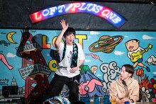 「鈴本美愉の体幹」を賞賛するグランジ遠山（左）。