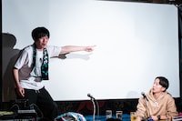 長沢菜々香の視線について解説するグランジ遠山（左）。