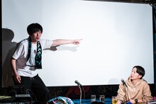 長沢菜々香の視線について解説するグランジ遠山（左）。