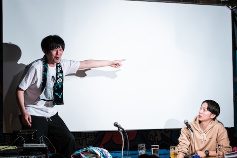 長沢菜々香の視線について解説するグランジ遠山（左）。