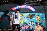 渡辺梨加の狂気を表現するグランジ遠山（左）。