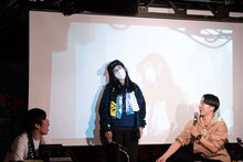 渡辺梨加の狂気を視線のみで表現する女性ファン。