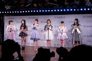 左から本間日陽（NGT48）、白間美瑠（NMB48）、柏木由紀（AKB48）、須田亜香里（SKE48）、田中美久（HKT48）、瀧野由美子（STU48）。