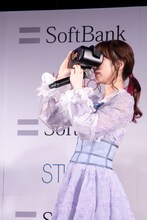 VRゴーグルを装着して実況する柏木由紀（AKB48）。