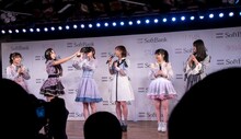 白間美瑠（NMB48）が柏木由紀（AKB48）にちょっかいを出す様子。