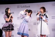 VRゴーグルを着けて下から覗き込もうとする柏木由紀（AKB48）。
