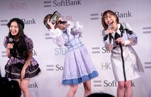 VRゴーグルを着けて下から覗き込もうとする柏木由紀（AKB48）。